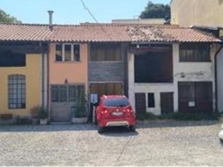 Negozio in Vendita a Parabiago, 75'626&euro;, 186 m²