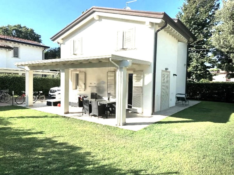 Villa in Vendita a Montignoso, zona Cinquale, 1'190'000€, 150 m², arredato, con Box
