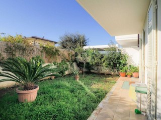 Villetta a schiera in Vendita a Massa, zona Quercioli, 450'000&euro;, 162 m², arredato
