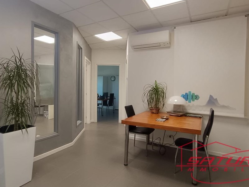 Ufficio in Vendita a Capannori, zona Lammari, 170'000&euro;, 95 m²