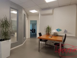 Ufficio in Vendita a Capannori, zona Lammari, 170'000&euro;, 95 m²