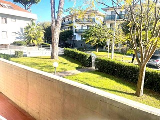 Trilocale in Vendita a Massa, zona Ronchi, 249'000€, 60 m², arredato, con Box