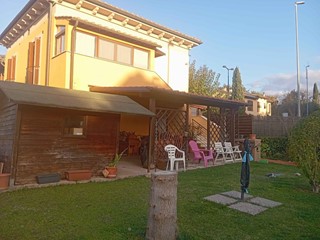 Casa Semi Indipendente in Vendita a Poggibonsi, 400'000€, 110 m², con Box