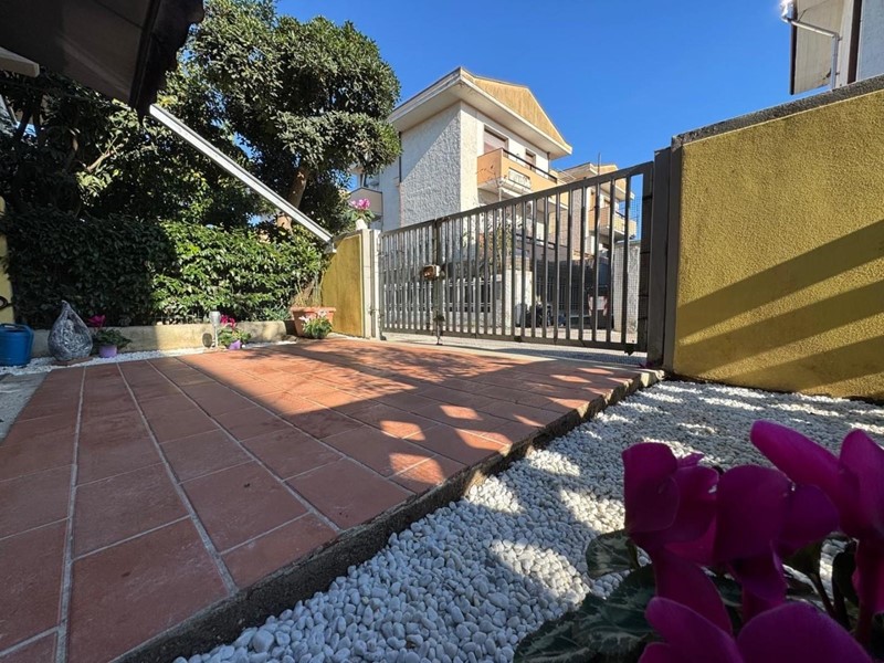 Villetta a schiera in Vendita a Viareggio, zona Torre Del Lago-marina, 219'000&euro;, 85 m²