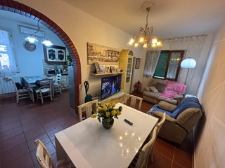 Casa Indipendente in Vendita a Calcinaia, zona Fornacette, 235'000&euro;, 132 m², arredato, con Box