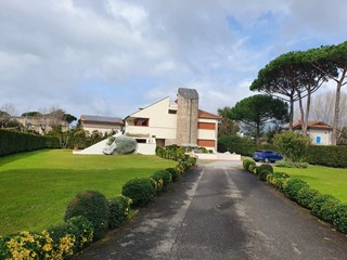 Casa Indipendente in Affitto a Forte dei Marmi, zona Roma Imperiale, 15'000&euro;, 500 m², arredato