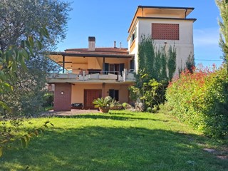 Villa in Vendita a Santa Croce sull'Arno, 550'000&euro;, 320 m²