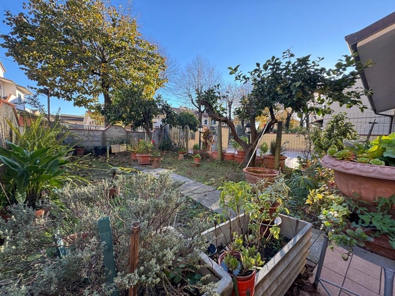 Casa Indipendente in Vendita a Viareggio, zona Torre Del Lago Puccini, 200'000&euro;, 100 m²