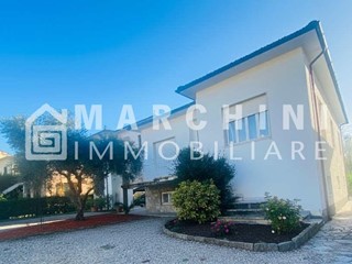 Villa in Vendita a Lucca, zona Monte San Quirico, 520'000&euro;, 200 m², con Box