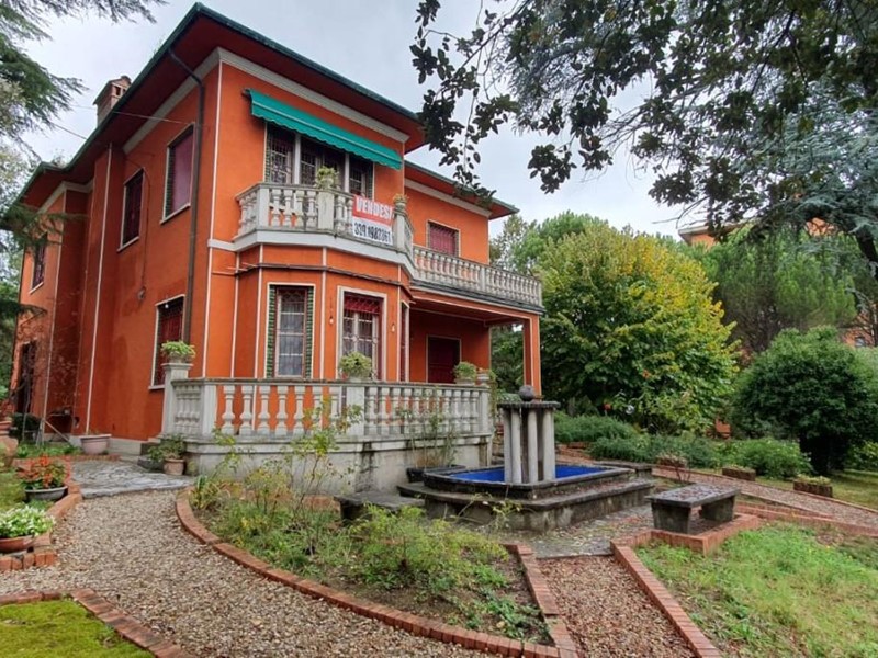 Villa in Vendita a Altopascio, 620'000&euro;, 500 m², arredato, con Box