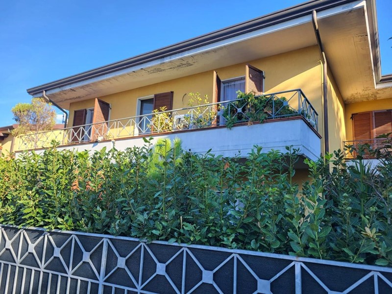 Villetta a schiera in Vendita a Massa, zona Marina di Massa, 320'000&euro;, 135 m², con Box
