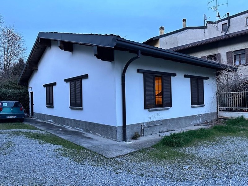 Laboratorio in Vendita a Verano Brianza, 35'500&euro;, 151 m²