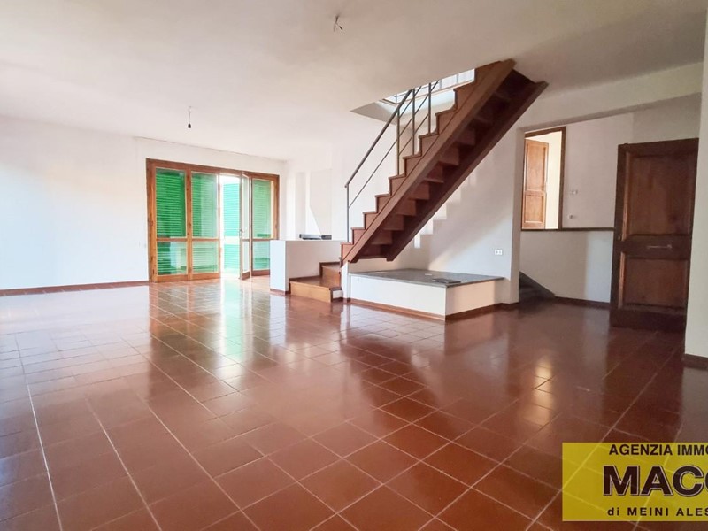 Attico in Vendita a Ponsacco, 285'000&euro;, 275 m², con Box