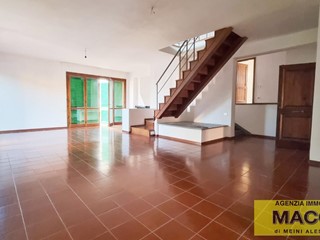 Attico in Vendita a Ponsacco, 285'000&euro;, 275 m², con Box