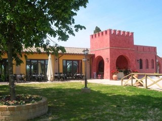 Attività commerciale in Vendita a Palaia, zona Colleoli, 250'000&euro;, 400 m²