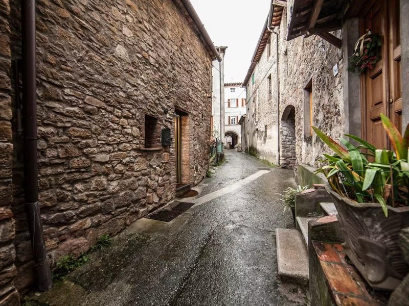 Casa di corte in Vendita a Capannori, zona Colle di Compito, 375'000&euro;, 300 m², arredato