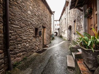 Casa di corte in Vendita a Capannori, zona Colle di Compito, 375'000&euro;, 300 m², arredato