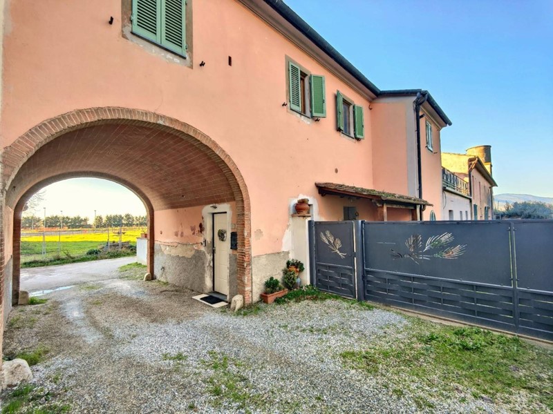 Casale in Vendita a Pontedera, zona Gello, 370'000&euro;, 550 m², con Box
