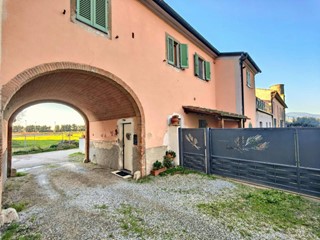 Casale in Vendita a Pontedera, zona Gello, 370'000&euro;, 550 m², con Box
