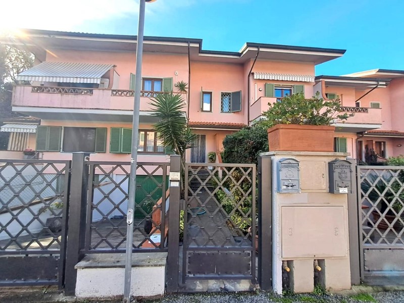 Villetta a schiera in Vendita a Forte dei Marmi, zona Vittoria Apuana, 740'000&euro;, 195 m², con Box