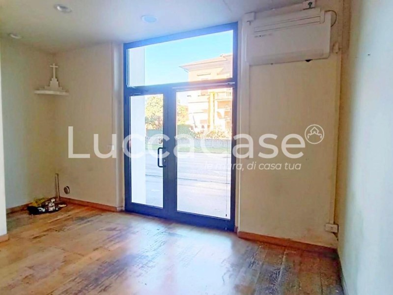 Immobile commerciale in Affitto a Lucca, zona San Concordio Contrada, 450&euro;, 20 m²