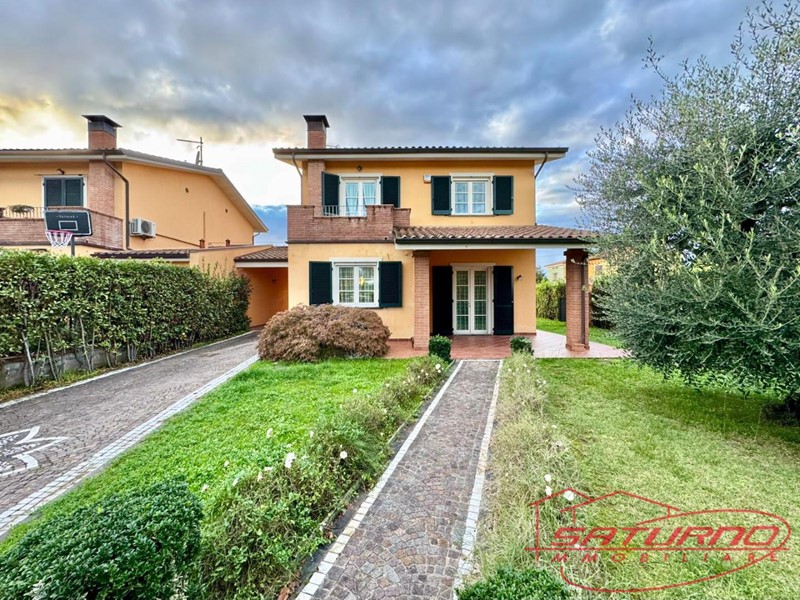 Villa in Vendita a Capannori, zona Lammari, 490'000&euro;, 130 m², arredato