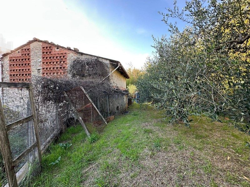 Casale in Vendita a Lucca, zona San Cassiano di Moriano, 45'000&euro;, 120 m²