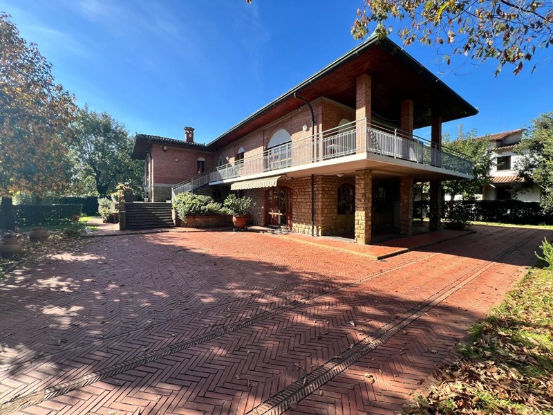 Villa in Vendita a Altopascio, 720'000&euro;, 390 m²