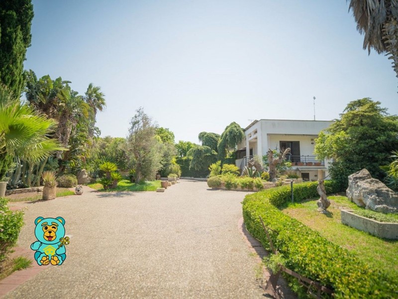 Villa in Vendita a Lizzanello, zona Merine, 490'000&euro;, 400 m², arredato, con Box