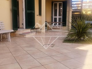 Villa bifamiliare in Affitto a Montignoso, zona Cinquale, 1'500&euro;, 100 m², arredato