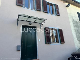 Casa Indipendente in Vendita a Lucca, zona Nozzano, 220'000&euro;, 180 m², arredato, con Box