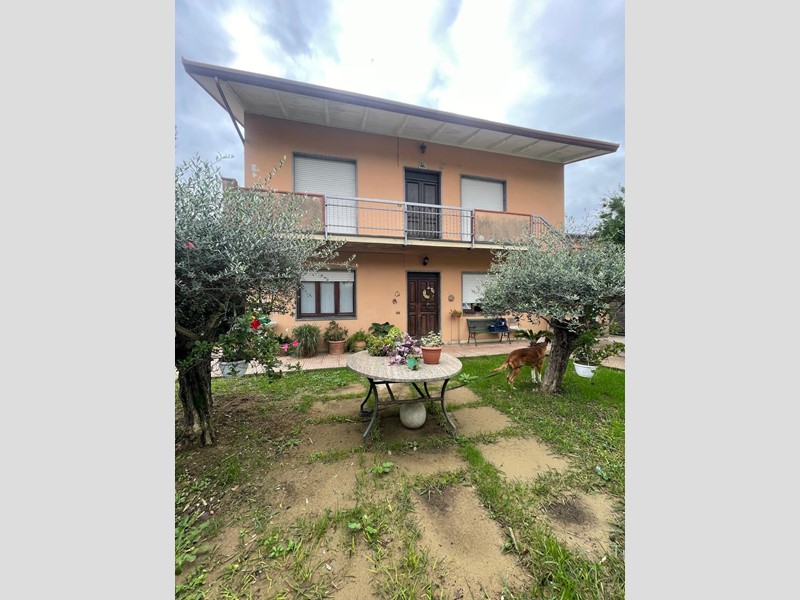Casa Indipendente in Vendita a Carrara, zona Fossone, 350'000&euro;, 240 m²