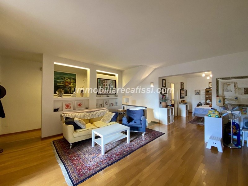 Villa bifamiliare in Vendita a Montale, 630'000€, 190 m², arredato, con Box