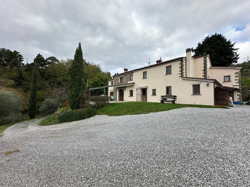 Casale in Vendita a Marliana, 700'000€, 350 m², arredato