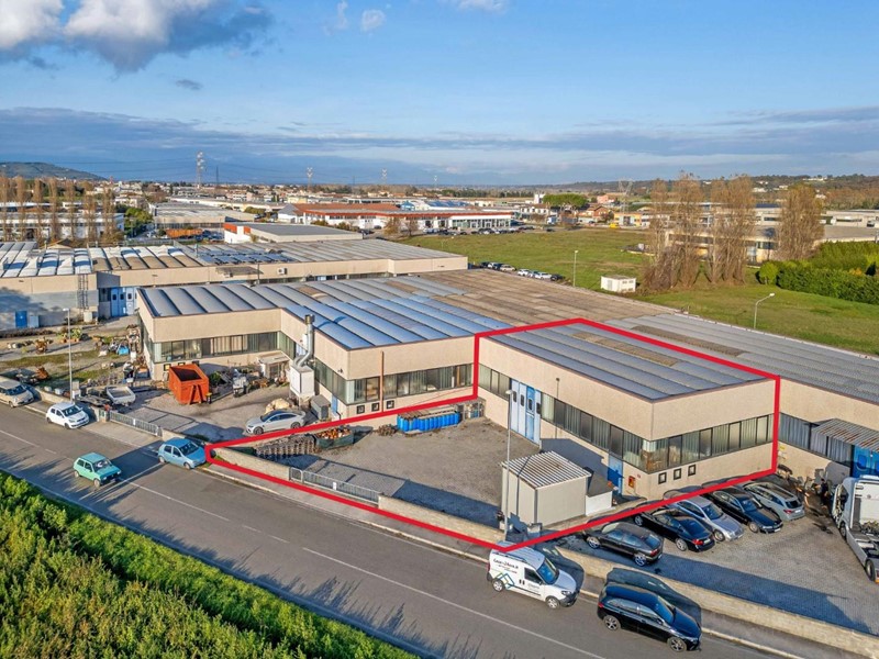 Capannone in Vendita a Calcinaia, 155'000&euro;, 240 m²