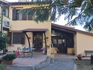 Villa bifamiliare in Vendita a Santa Luce, zona Pieve di Santa Luce, 195'000&euro;, 110 m²