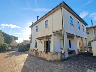 Villa bifamiliare in Vendita a Rosignano Marittimo, zona Rosignano Solvay, 360'000&euro;, 185 m², con Box