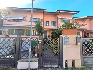 Villetta a schiera in Vendita a Forte dei Marmi, zona Vittoria Apuana, 740'000&euro;, 195 m², con Box