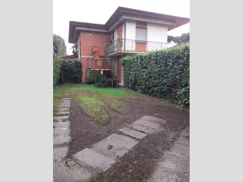 Villa bifamiliare in Vendita a Massa, zona Ronchi, 950'000&euro;, 180 m²