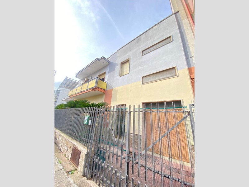 Appartamento in Vendita a Lequile, 125'000&euro;, 200 m², arredato, con Box
