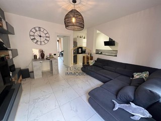 Trilocale in Vendita a Colle di Val D'Elsa, zona Gracciano Dell'elsa, 240'000€, 70 m², arredato, con Box