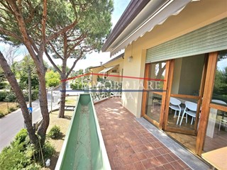 Quadrilocale in Vendita a Massa, zona Ronchi, 215'000€, 75 m², arredato