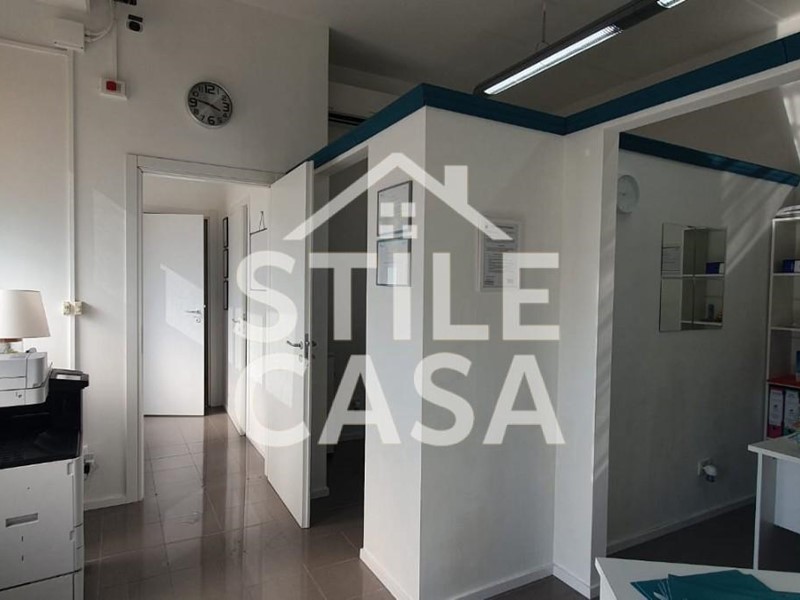 Immobile commerciale in Vendita a Porcari, 155'000&euro;, 200 m²