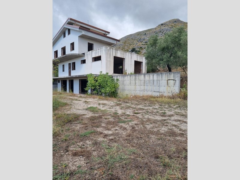 Casale in Vendita a Formia, zona Castellonorato, 350'000&euro;, 265 m²