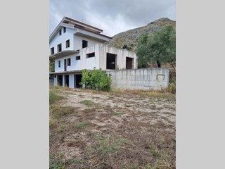 Casale in Vendita a Formia, zona Castellonorato, 350'000&euro;, 265 m²