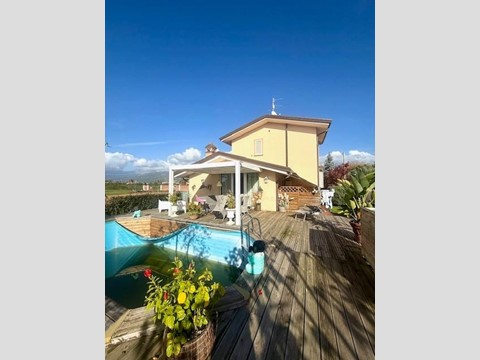 Villa in Vendita a Camaiore, zona Lido di Camaiore, 990'000&euro;, 180 m², arredato