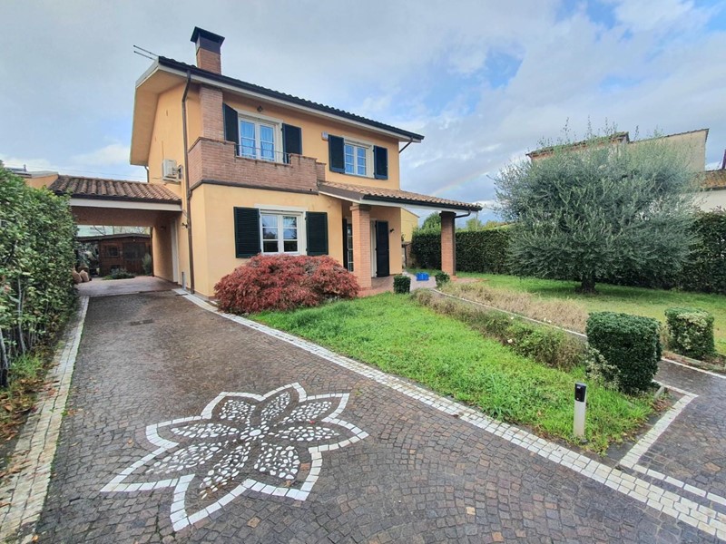 Villa in Vendita a Capannori, zona Lammari, 490'000&euro;, 150 m²