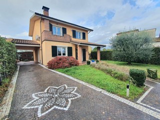 Villa in Vendita a Capannori, zona Lammari, 490'000&euro;, 150 m²