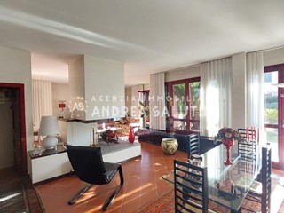 Villa in Vendita a Santa Croce sull'Arno, 550'000&euro;, 350 m², arredato, con Box