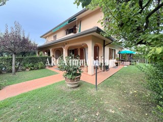 Villa bifamiliare in Vendita a Pietrasanta, 570'000&euro;, 170 m²